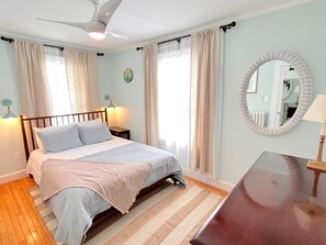 5 Schlafzimmer, Schreibtisch, Bügeleisen/Bügelbrett, Reisekinderbett