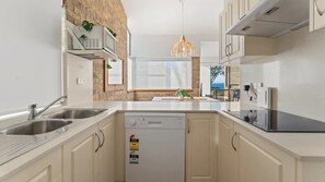 Fridge, microwave, oven, stovetop - Shoal Bay Beachfront Escape (Shoal Bay)