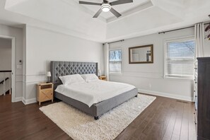 5 bedrooms, desk, free WiFi, bed sheets - A Home away from home - family friendly, central (Kansas City)