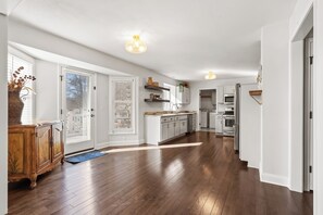 Fridge, microwave, oven, stovetop - A Home away from home - family friendly, central (Kansas City)