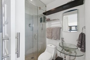 Baño completo - Luxury Hilltop Loft | Balcony + Panoramic Views (Durango)