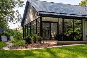 Exterior - NEW: Fabulous Glass Contemporary in Kerhonkson (Kerhonkson)