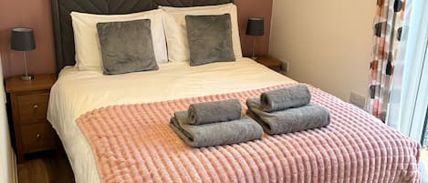 2 makuuhuonetta, silitysrauta/-lauta, ilmainen Wi-Fi, vuodevaatteet