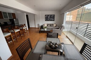 Interior - Luxury Executive 1BR with Balcony in Prime Miraflores – Walk to Dining & Parks (Miraflores)