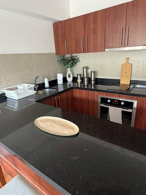 Private kitchen - Luxury Executive 1BR with Balcony in Prime Miraflores – Walk to Dining & Parks (Miraflores)