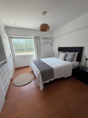 1 bedroom, WiFi, bed sheets, wheelchair access - Luxury Executive 1BR with Balcony in Prime Miraflores – Walk to Dining & Parks (Miraflores)