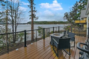 Outdoor dining - Scenic New Built Waterfront Cabin on Hammersley Inlet Olympic Peninsula (Shelton)