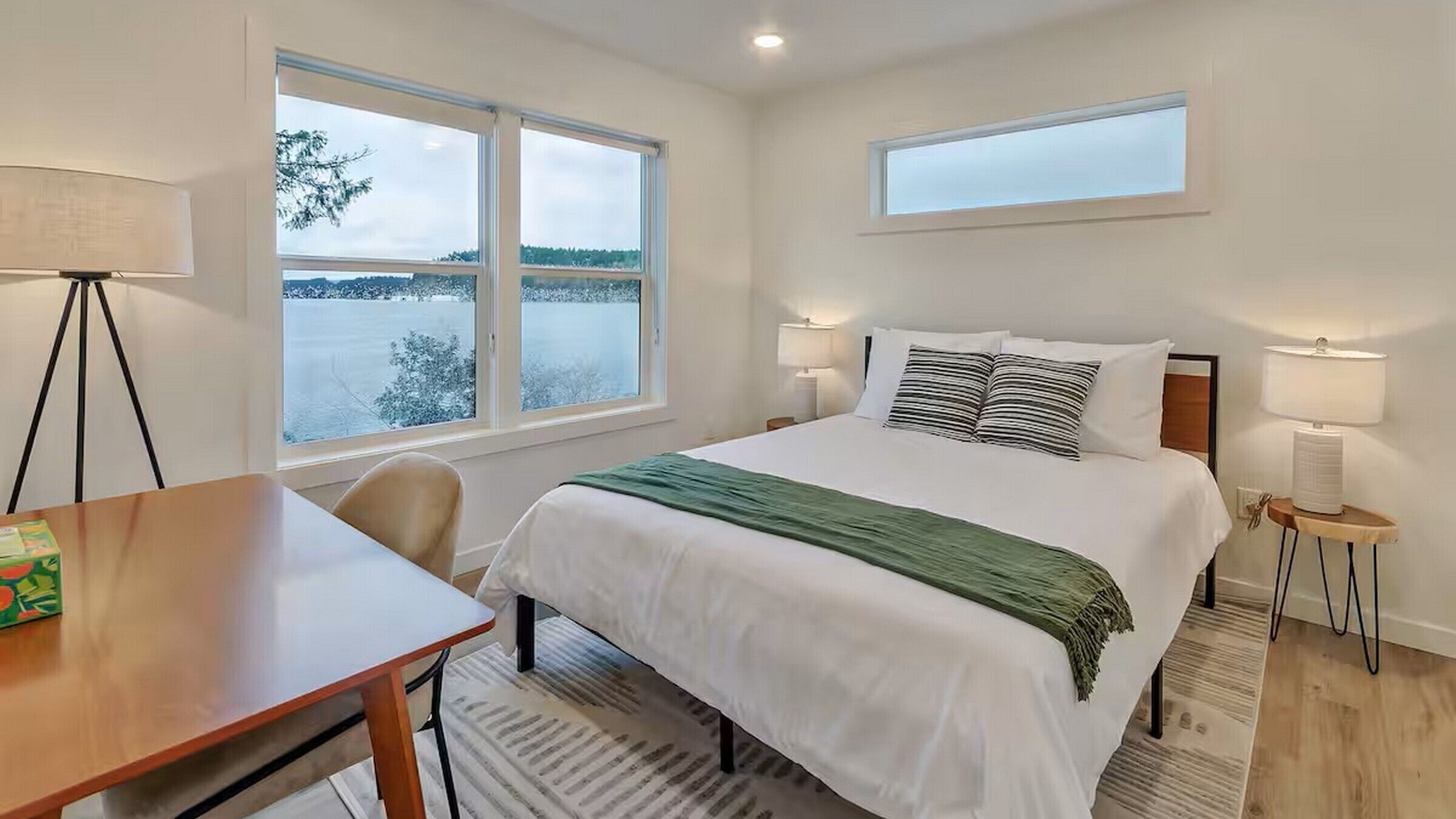 2 habitaciones, escritorio y tabla de planchar con plancha 