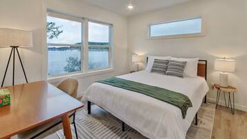 2 habitaciones, escritorio y tabla de planchar con plancha