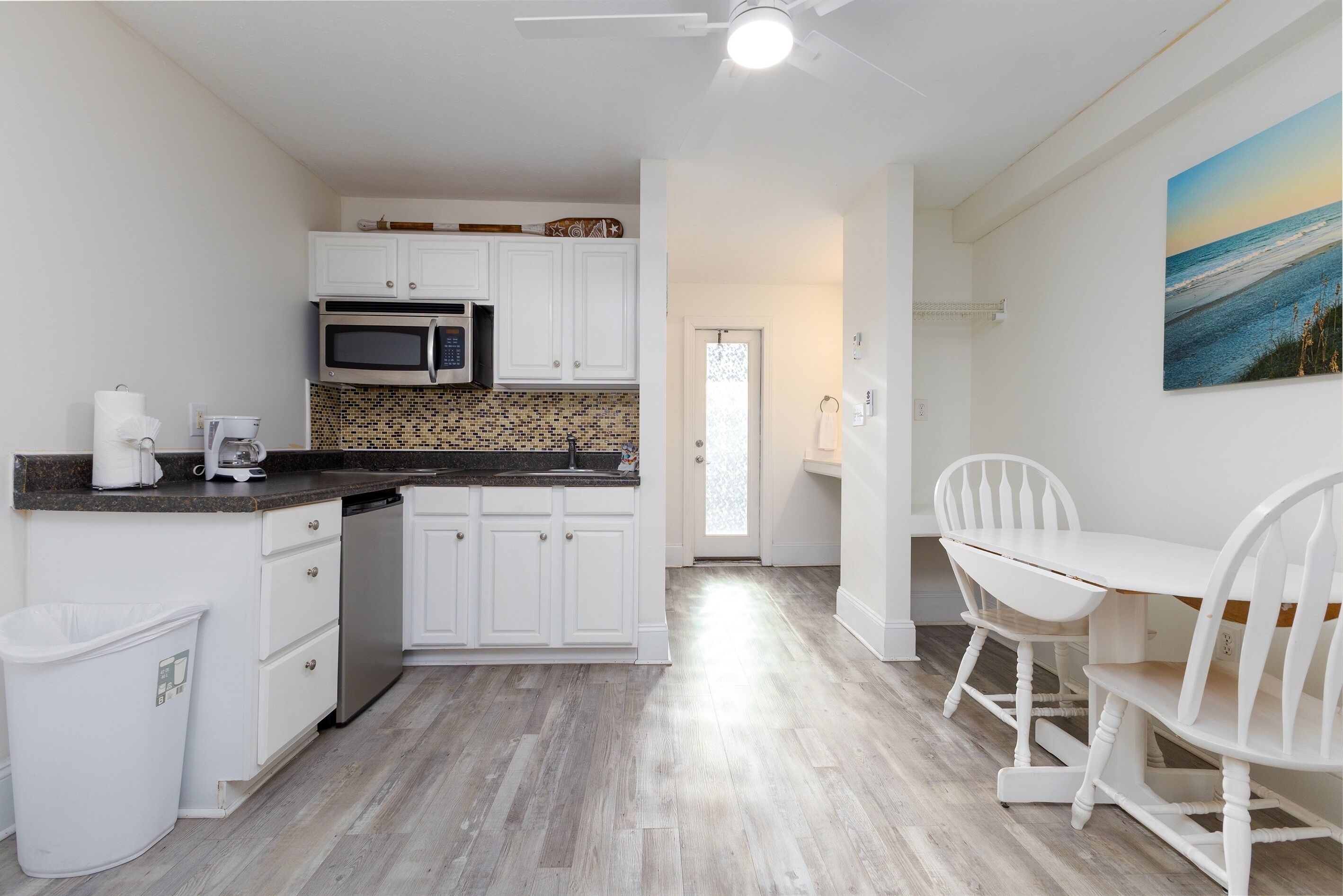 Mikrowelle, Herdplatte, Wasserkocher mit Kaffee-/Teezubehör, Toaster