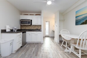 Mikrowelle, Herdplatte, Wasserkocher mit Kaffee-/Teezubehör, Toaster