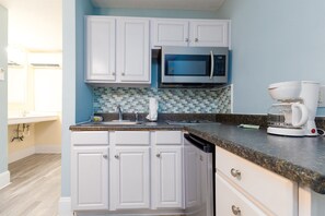 Frigorífico, microondas, placa de cocina y cafetera o tetera