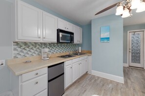 Fridge, microwave, stovetop, coffee/tea maker - Surf City Coastal Stay – Mermaid’s Rest motel unit (Surf City)