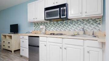 Een koelkast, een microgolfoven, een kookplaat