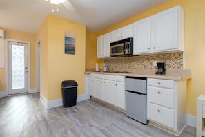 Microwave, stovetop, coffee/tea maker, toaster - Surf City Beach Stay – Dolphin’s Drift Motel Unit (Surf City)