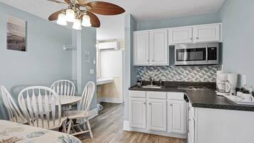 Refrigerador, microondas, parrilla de estufa y cafetera y tetera