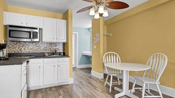 Mikrobølgeovn, kokeplater, kaffetrakter/tekoker og brødrister