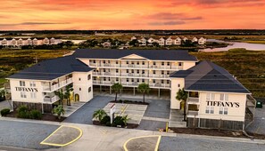 Exterior - Surf City Suite - Pool - Elevator - Beach- Views (Surf City)
