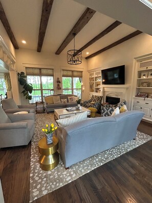 Living area - Derby house with pool in private farm area (Prospect)