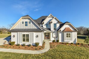 Exterior - Derby house with pool in private farm area (Prospect)