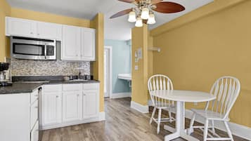 Mikrobølgeovn, kokeplater, kaffetrakter/tekoker og brødrister