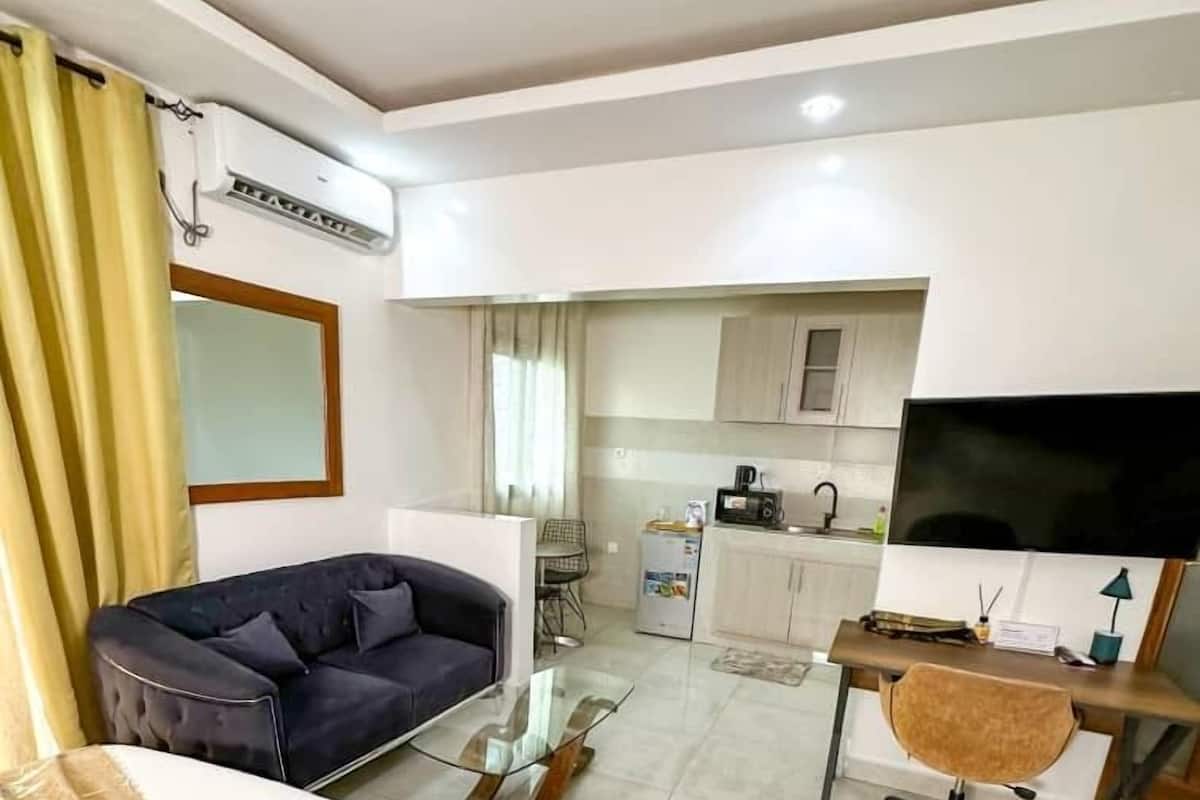 Junior Room | Individually furnished, desk, laptop workspace, iron/ironing board