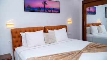 Estúdio superior, vários quartos, sacada, vista para a cidade | Individualmente mobiliados, escrivaninha