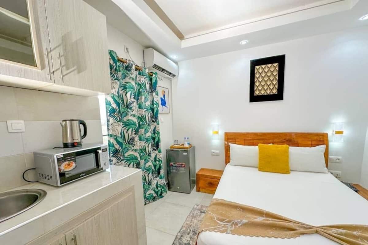 Standard Room, 6 Bedrooms | Individually furnished, desk, laptop workspace, iron/ironing board