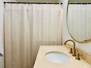 Shower, hair dryer, towels, soap - Family Fun Suite - Arcade • Legoland • Beaches (Vista)