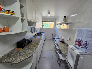 Private kitchen - Beachfront 4BR Apartment | Sleeps 10 | Pet Friendly | Cabo Frio (Cabo Frio)