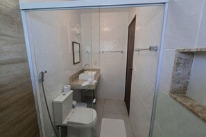 Shower, towels, soap, toilet paper - Beachfront 4BR Apartment | Sleeps 10 | Pet Friendly | Cabo Frio (Cabo Frio)