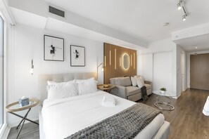 Classic Studio Suite, 1 Katil Ratu (Queen) dengan Katil Sofa, Non Smoking | Ruang tamu | 65 inci televisyen dengan digital