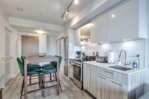 Refrigerador con freezer, microondas, horno, placa de cocina