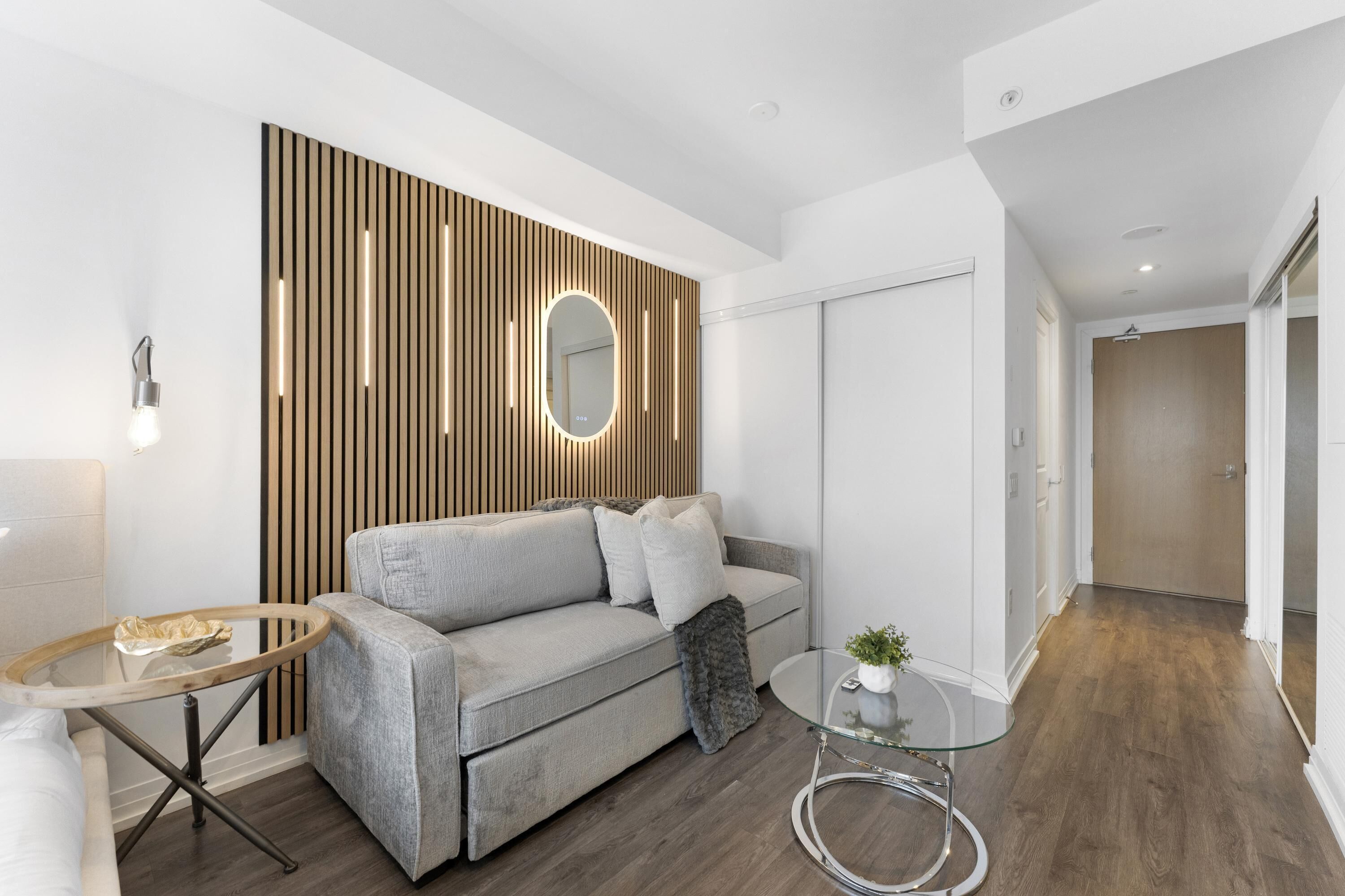 Studiosuite – classic, 1 queensize-seng med sovesofa, ikke-røyk | Oppholdsområde | En 65-tommers TV med digitale kanaler