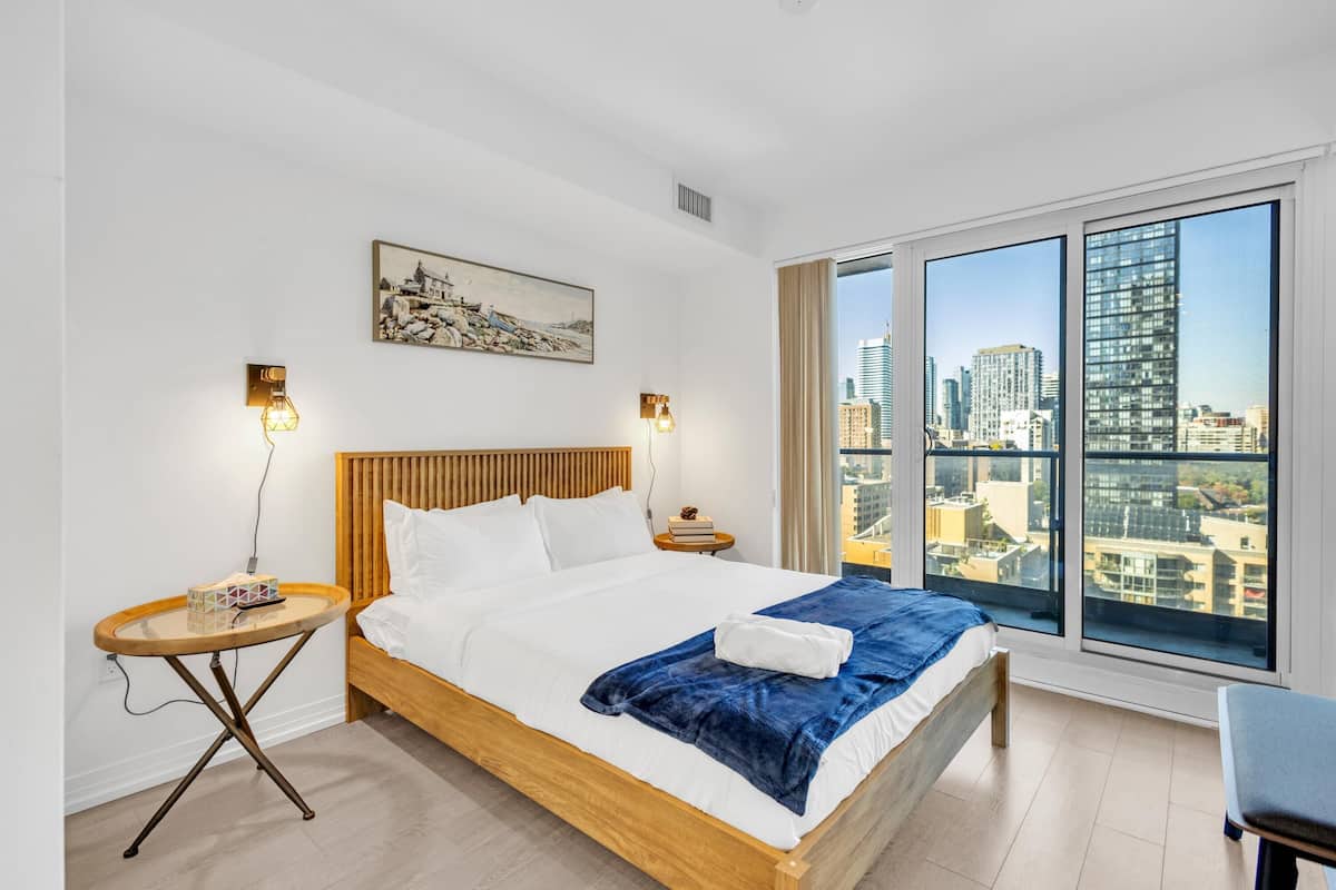 Suite | Coin séjour | Télévision de 65 pouces avec chaînes numériques