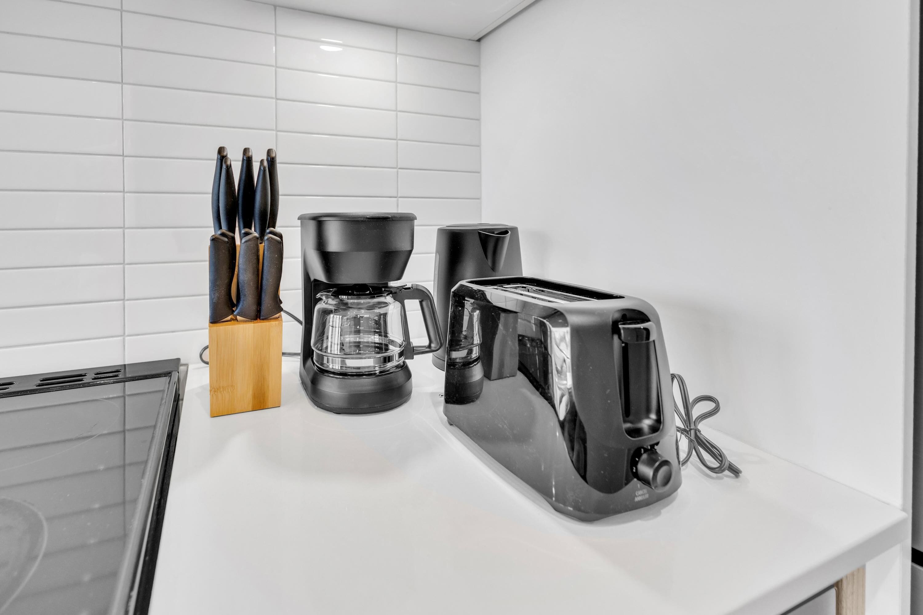 Studiosuite – basic, 1 queensize-seng, ikke-røyk | Oppholdsområde | En 65-tommers TV med digitale kanaler