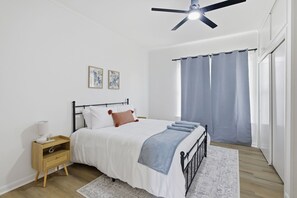 3 bedrooms, WiFi, bed sheets - The Lake Charles Charmer (Lake Charles)