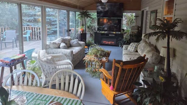 Una sala de estar acogedora con chimenea, asientos cómodos y ventanas amplias.