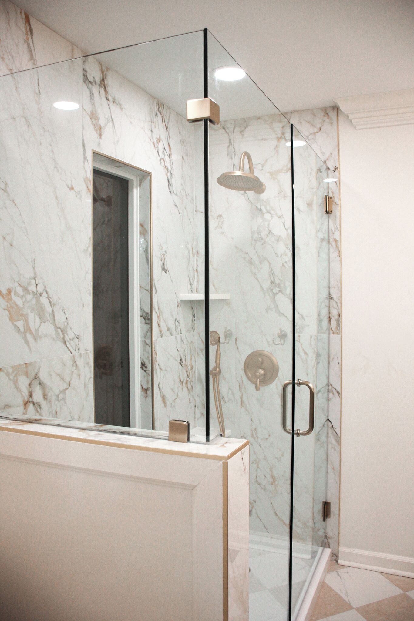 Douche, serviettes fournies, savon, papier toilette