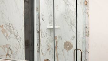 Douche, serviettes fournies, savon, papier toilette
