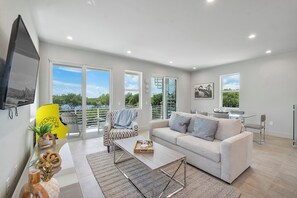 TV - Oceanside Retreat w/Rooftop, Pool & Kayaks (Key Largo)