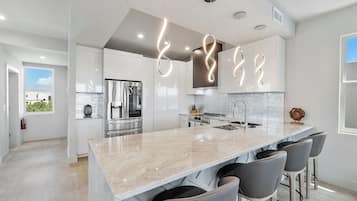 Micro-ondes, four, plaque de cuisson, lave-vaisselle