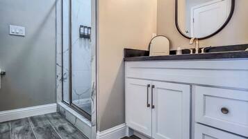 Douche, sèche-cheveux, serviettes fournies, savon