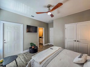 1 bedroom, iron/ironing board, travel cot, WiFi - Brand new condo. Fully furnished (Eagle Pass)