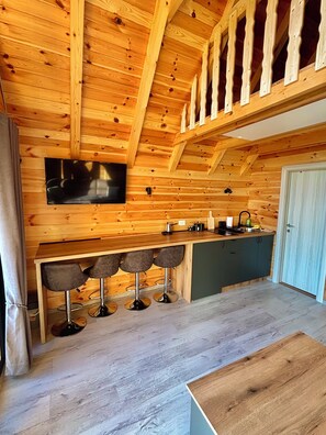 Luxury Cottage, 2 Bedrooms | Private kitchen | Electric kettle, dining tables - Eternum Glampling (Ninkovići)