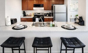 Fridge, oven, stovetop, dishwasher