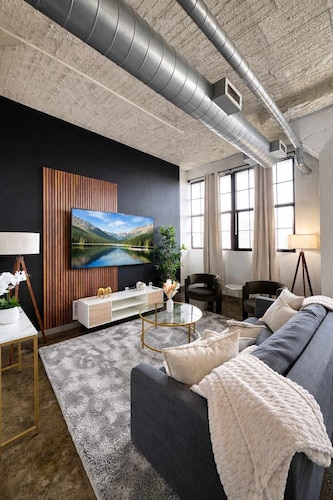 2BR Central Stay in the Heart of Kansas - WiFi