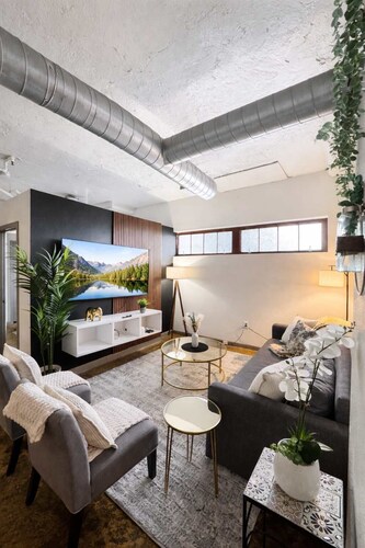 2BR River Market Loft for 6 - WiFi Available