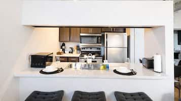 Fridge, oven, stovetop, dishwasher