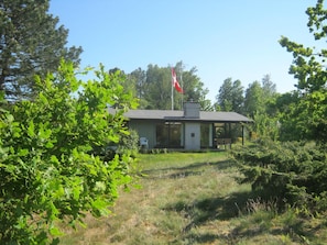 Exterior - Lovely holiday home with direct sea view (Glesborg)